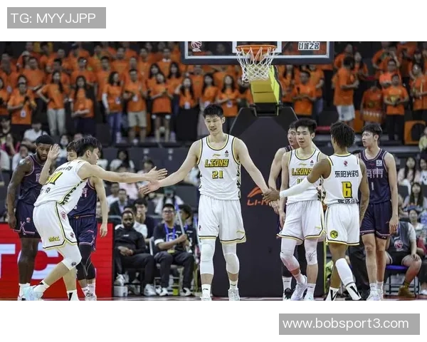 米奇约翰逊赞索汉与奥利尼克双星闪耀防守拼搏进攻高效表现引关注